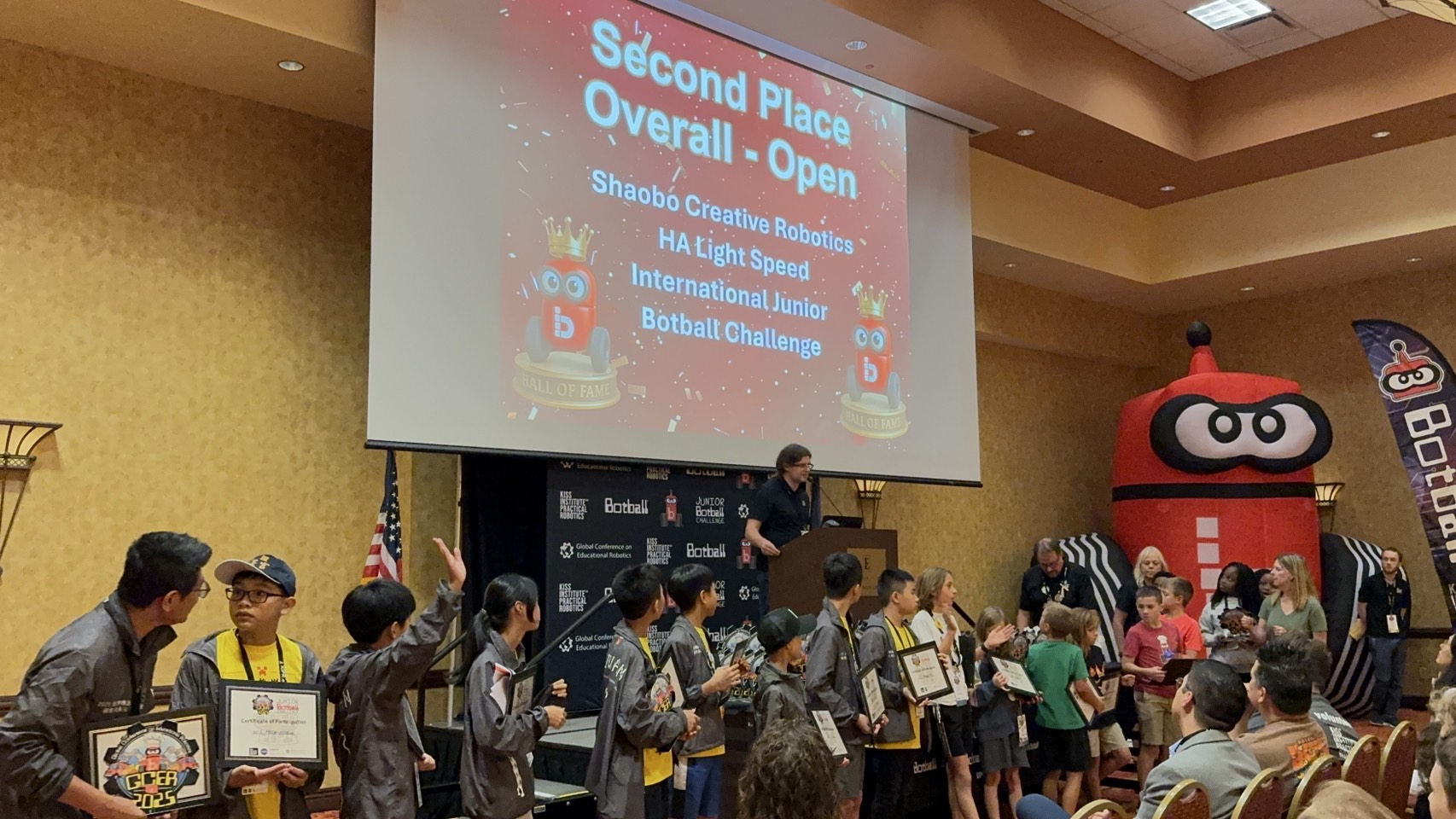 恭喜 Gloria AND George 獲得BotBall機器人美國國際大賽國小組的第二名！